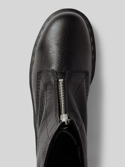 Produktfoto, Boots aus Leder mit Reißverschluss von Dr. Martens, czarny kolor, zaokrąglony czubek, detal z logo, naturalna skóra, wysokość obcasa: 5 cm, wysokość cholewki: 15 cm, szerokość w rozmiarze 40: 12 cm.