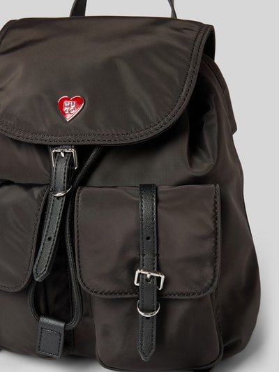Produktfoto, Rucksack mit Magnetverschluss Modell 'NEEKO N' von HUGO in Optik: Unifarben, Hauptfach, zwei Außentaschen, Logo-Applikation, Schnallen und Schulterriemen, glatte strukturierte Oberfläche