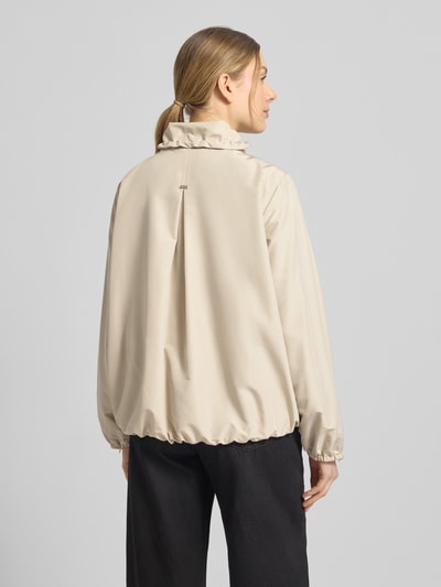 Vrouwenmodel draagt Jacke mit Zweiwege-Reißverschluss van WHITE LABEL in regular fit, lichtbeige, rugaanzicht, detailopname context.