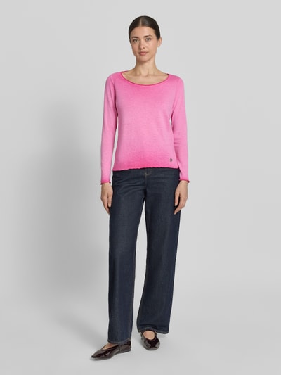 Frauenmodel trägt Strickshirt mit Label-Detail und Muschelsaum von Smith and Soul, pink, gerader Schnitt, Baumwoll-Mix, Ganzkörperansicht von vorne.