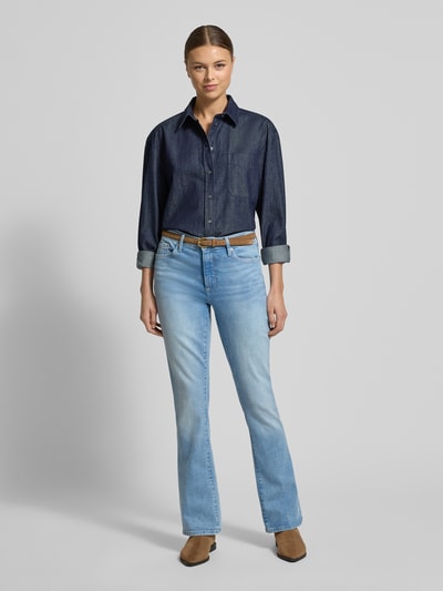 Vrouwenmodel draagt Bootcut Jeans aus Baumwoll-Mix van s.Oliver RED LABEL, denim, uni, mid waist, 5-pocket, vooraanzicht volledig lichaam.
