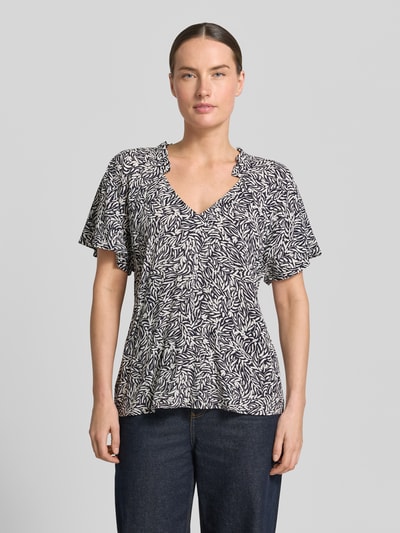 Vrouwenmodel draagt Blusenshirt aus Viskose im all-over look van Zero, zuiver viscose, regular fit, V-hals, ruglengte maat 36: 56 cm, all-over dessin, Ganzkörperaanzicht van voren.