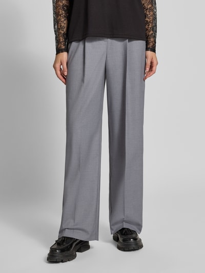 Vrouwenmodel draagt grijze wide fit broek van JJXX, elastische materiaalmix met viscose, bandplooien, persplooien, haakjes- en ritssluiting, Model 'Aya Ellis', bandwijdte maat S/32: 37 cm, binnenbeenlengte maat S/32: 77 cm, detailopname onderlichaam, voorkant.