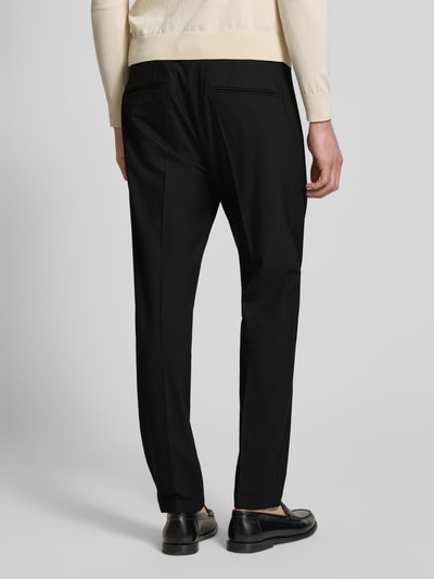 Mężczyznamodel nosi czarne spodnie P&C Special - Exklusiv bei P&C Slim Fit Anzughose Modell 'Salto' od CINQUE, mieszanka bawełny, krój slim fit, szlufki na pasek, kieszenie boczne i z tyłu, kanty, szerokość w rozmiarze 50: 38 cm, długość wewnętrzna nogawki w rozmiarze 50: 75 cm, widok całej sylwetki z tyłu.