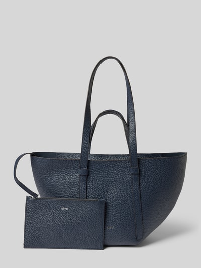 Produktfoto, Tote Bag mit Strukturmuster Modell 'Cosmo' von Abro in Dunkelblau, grobe Struktur, herausnehmbares Innenfach, Logo-Detail, Damen Bag, Hauptfach mit Reißverschluss, schmale Schulterriemen, Maße ca. 43 cm Breite, 26 cm Länge, 16 cm Tiefe, Schulterriemen 62 cm.