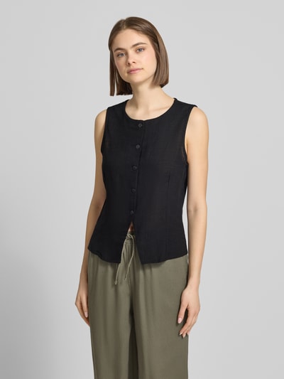 Frauenmodel trägt schwarze Damen Weste aus Viskose-Leinen-Mix, Modell 'LEILANI' von Noisy May, Slim-Fit, Rundhalsausschnitt, Knopfleiste; Ganzkörperansicht von vorne. Rückenlänge bei Größe S: 53 cm, Schulterbreite: 32 cm, Brustweite: 47 cm.