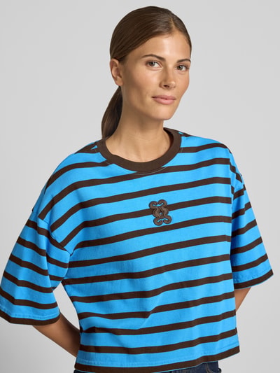 Vrouwenmodel draagt Cropped T-Shirt met Halflange mouwen van Smith & Soul in blauw-bruine strepen, puur katoen, boxy fit, ronde hals, Ganzkörperansicht von voren