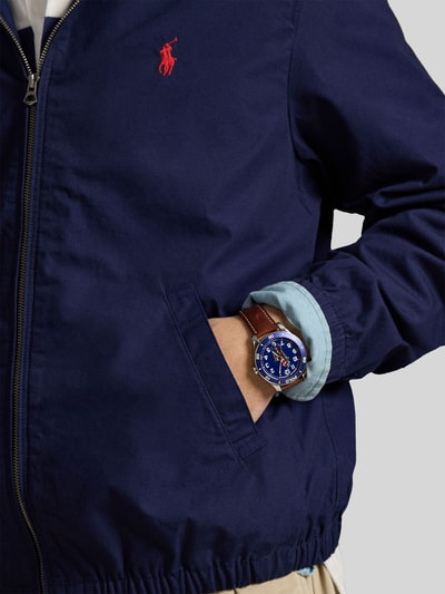 Männermodel trägt Regular Fit Blouson aus reiner bawełna von Polo Ralph Lauren, efekt: jednolity kolor, detal z logo, długi rękaw, wykładany kołnierz, zamek błyskawiczny, elastyczne zakończenie rękawów i dołu, wpuszczane kieszenie; Nahaufnahme Oberkörper.