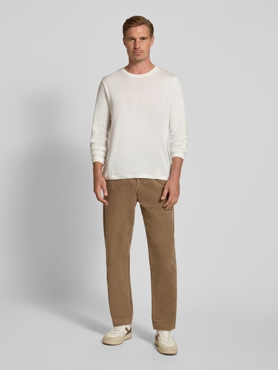 Mannenmodel draagt Straight Fit broek uit katoenmix in corduroy look van Lindbergh, bruine kleur, met steek- en achterzakken, gulp, knoop-en ritssluiting, bandwijdte maat M 41 cm, binnenbeenlengte maat M 77 cm, full body vooraanzicht.