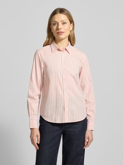 Frauenmodel trägt Regular Fit Bluse mit Label-Stitching Modell 'ONEBUY' von Gant, rosa mit blauen Streifen, reine Baumwolle, Ganzkörperansicht von vorne.