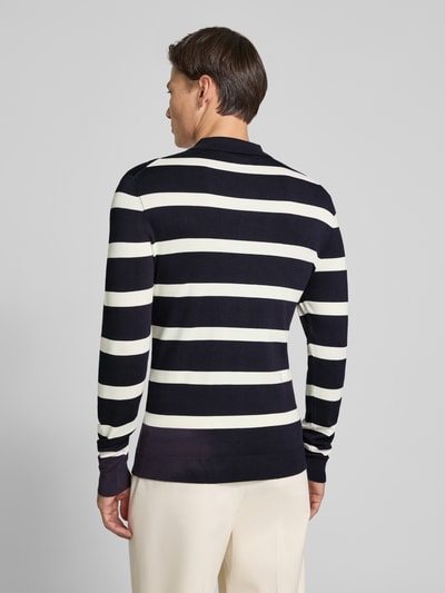 Mannenmodel draagt gebreide pullover met zwarte en witte strepen, Viscosemix, recht model, polokraag, ribboorden, Model 'VERO' van MCNEAL, ruglengte maat M 70 cm, mouwlengte maat M 69 cm, volledig rugaanzicht.