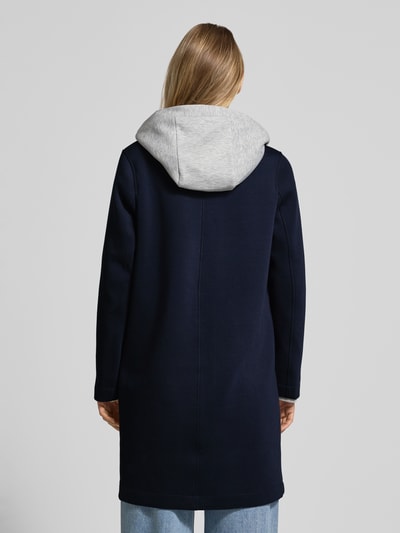 Frauenmodel trägt Regular Fit Kurzmantel mit Kapuze von s.Oliver RED LABEL, Optik: Unifarben, Materialverarbeitung: Scuba, Ganzkörperansicht Rückansicht.