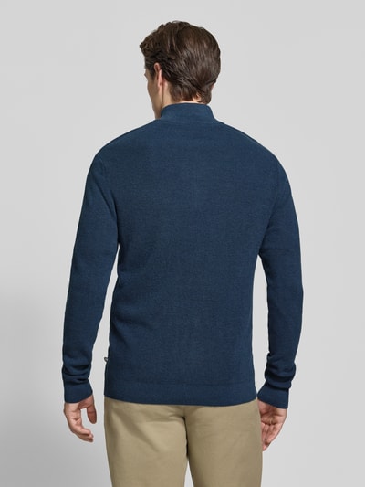 Männermodel trägt Slim Fit Troyer aus katoenmix von Matinique in blauw met geribde band en lange mouwen, Ganzkörperansicht Rückansicht. Heren sweatshirt, schipperskraag, ruglengte maat M 67 cm, mouwlengte maat M 68 cm.
