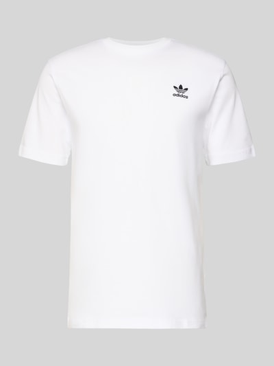 Produktfoto, weißes T-Shirt mit Label-Stitching von adidas Originals, reine Baumwolle, Regular Fit, Rundhalsausschnitt, schlichte Textur