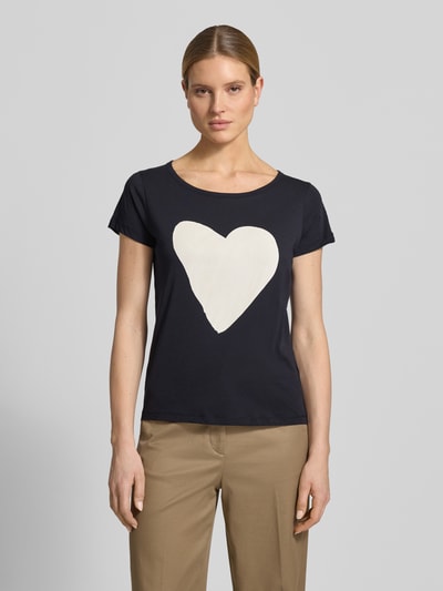 Vrouwenmodel draagt Regular Fit T-Shirt uit pure katoen van Marc O'Polo, effen zwart met groot wit hartprint, ronde hals, korte mouw, jerseytextuur, vooraanzicht bovenlichaam