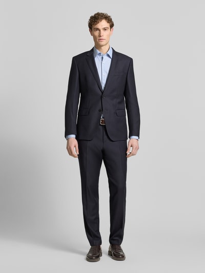 Männermodel trägt Regular Fit Freizeithemd mit extra langem Arm Modell 'H-JOE-K-C1-261' von BOSS, Allover-Muster, Ganzkörperansicht von vorne