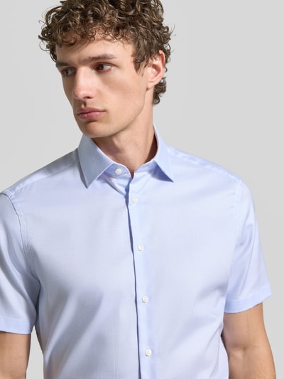 Männermodel trägt Regular Fit Business-Hemd mit Kentkragen von Christian Berg Men, hellblau, reine Baumwolle, Nahaufnahme Oberkörper.