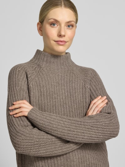 Vrouwenmodel draagt Strickpullover aus Kaschmir-Baumwoll-Mix Modell 'LONA' van 0039 Italy, regular fit, taupe, ribstructuur, staande kraag, dames, bovenlichaam close-up.