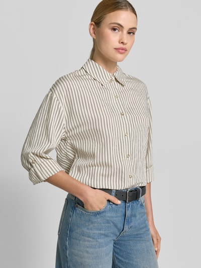 Kobiece model prezentuje Relaxed Fit Hemdbluse aus Viskose-Mix od s.Oliver RED LABEL, beżowo-czarna popelina w paski, widok na górną część ciała z przodu.