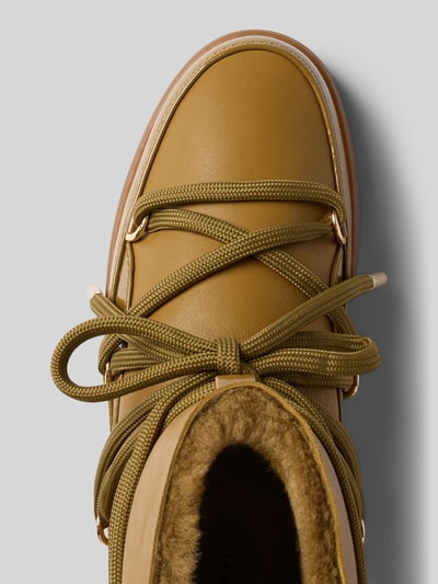 Produktfoto, Boots mit Logo-Detail von INUIKII, gelb-brauner Farbton, runde Form, profilierte Sohle, Schnürverschluss, sichtbares Innenfutter, Damen Boots, Absatzhöhe 3 cm, Schafthöhe 15 cm, Schaftweite 13 cm
