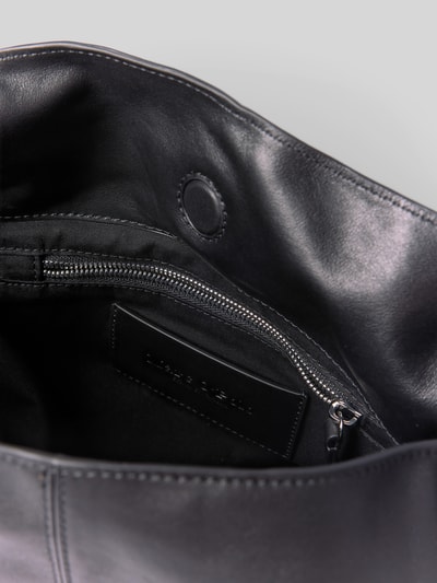 Produktfoto, czarna Henkeltasche aus echtem Rindsleder von Marc O'Polo, gładka tekstura, widoczne srebrne zapięcie i kieszeń wewnętrzna, kontekst: damska Henkeltasche od Marc O'Polo