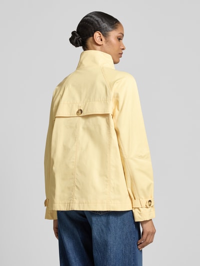 Vrouwenmodel draagt Jacke mit Stehkragen und Ärmelriegeln van Fuchs Schmitt in lichtgeel katoenmix, regular fit, rugaanzicht