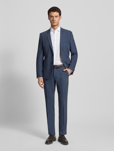 Männermodel trägt 2-Knopf-Sakko mit Reverskragen Modell 'Arti' von HUGO, Strukturmuster, Slim Fit, Material-Mix mit Schurwoll-Anteil, Ganzkörperansicht von vorne.