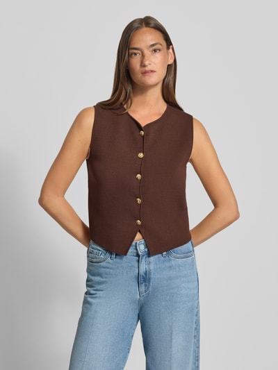 Frauenmodel trägt Strickweste aus Viskose-Mix mit Rundhalsausschnitt von Jake*s Collection, Regular Fit, braun, glatte Textur, Ganzkörperansicht von vorne.