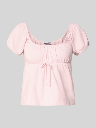 Produktfoto, T-Shirt im Allover-Look mit Schnürung von REVIEW aus Baumwoll-Elasthan-Mix in Rosa, Regular-Fit, Rundhalsausschnitt, strukturierte Oberfläche.