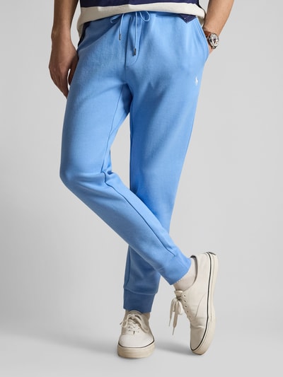Männermodel trägt Tapered Sweatshorts aus Baumwoll-Mix von Polo Ralph Lauren, Optik: Unifarben, Ganzkörperansicht von vorne.