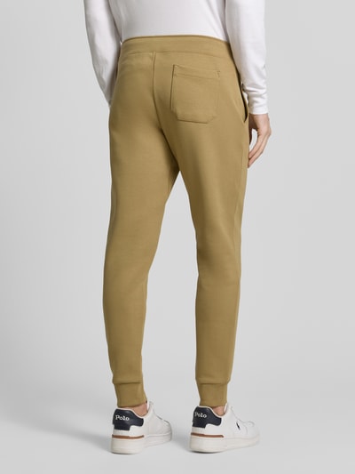 Mężczyzna nosi Tapered Sweatshorts aus Baumwoll-Mix od Polo Ralph Lauren, jednokolorowy, krój tapered, dzianina dresowa, wyhaftowane logo, elastyczny ściągacz, tunel, boczne wpuszczane kieszenie i kieszeń z tyłu, mieszanka bawełny, całkowity widok z tyłu.