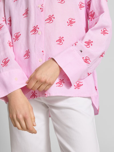Frauenmodel trägt Oversized Hemdbluse aus Leinen-Viskose-Mix von Tommy Hilfiger, Optik:Allover-Muster, Muster: Gestreift, Applikation: Logo-Stitching, Knopfleiste, Langarm, Manschette, abgerundet, asymmetrisch, Ganzkörperansicht von vorne.