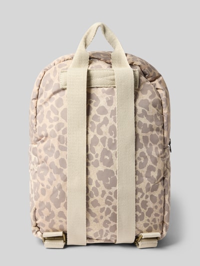 Produktfoto, plecak w wzór na całej powierzchni, model 'Puffy Midi Backpack' od STUDIO NOOS, detal z logo, uchwyt, szerokie paski na ramię, szerokość w rozmiarze 1: 33 cm, długość w rozmiarze 1: 35 cm, głębokość w rozmiarze 1: 12 cm, długość paska na ramię w rozmiarze 1: 56 cm