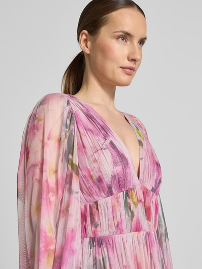 Vrouwenmodel draagt 'Cocktailkleid aus Tüll mit V-Ausschnitt' van LACE & BEADS, roze met bloemenprint, A-lijn, minijurk, tulle, Nahaufnahme bovenlichaam
