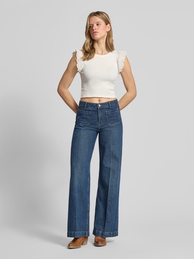 Frauenmodel trägt Slim Fit T-Shirt aus Baumwoll-Mix Modell 'MATHILDA' von Only in Optik: Unifarben, verkürzt, Lochspitze, Rundhals, Kappärmel, Material: Baumwoll-Mix, Ganzkörperansicht von vorne.