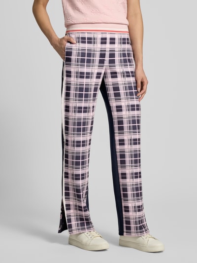 Kobieta prezentuje spodnie Straight Fit Hose mit elastischem Bund od Marc Cain w różowo-niebieską kratę, Tunel, kwiatowy detal, elastyczny pas, Szerokość w rozmiarze 36: 38 cm, Długość wewnętrzna nogawki w rozmiarze 36: 68 cm, widok na całe ciało z przodu.