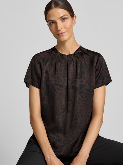 Frauenmodel trägt Regular Fit Kurzarmbluse mit Falten-Detail von s.Oliver BLACK LABEL in Braun mit Animalprint und matter Textur, Nahaufnahme Oberkörper. Damen Kurzarmbluse von s.Oliver BLACK LABEL
