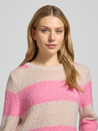 Kobiece modelka nosi Strickpullover mit gerippten Abschlüssen od Oui w różowo-beżowe paski, okrągły dekolt, luźny krój, zbliżenie na górną część ciała.