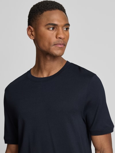Männermodel trägt Regular Fit T-Shirt mit Rundhalsausschnitt Modell 'Badi' von CINQUE, Reine Baumwolle, elastische Ärmelabschlüsse, Nahaufnahme Oberkörper.