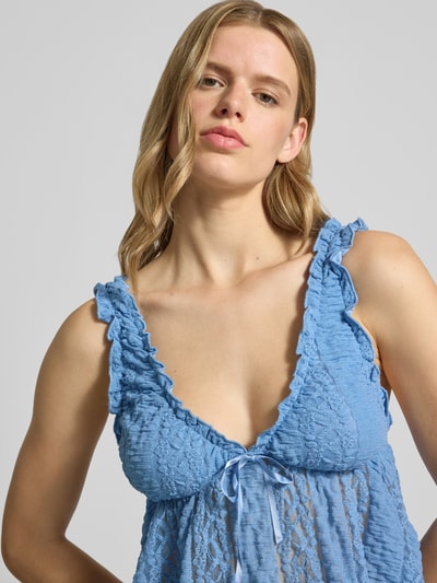 Frauenmodel trägt Top aus Spitze mit Schleifen-Detail von Gina Tricot in Blau, Material-Mix mit Stretch-Anteil, Körpernaher-Schnitt, V-Ausschnitt, Rückenlänge bei Größe S: 23 cm, Nahaufnahme Oberkörper.