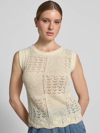 Frauenmodel trägt Regular Fit Pullunder aus Baumwoll-Mix von Tom Tailor in Strickoptik mit Struktur-Muster, Rundhals, Strick, cremefarben, Nahaufnahme Oberkörper.