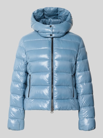 Produktfoto, hellblaue Jacke in Stepp-Optik Modell 'Mary' von Save The Duck, glänzende Oberfläche, sichtbare Reißverschlüsse, Kapuze