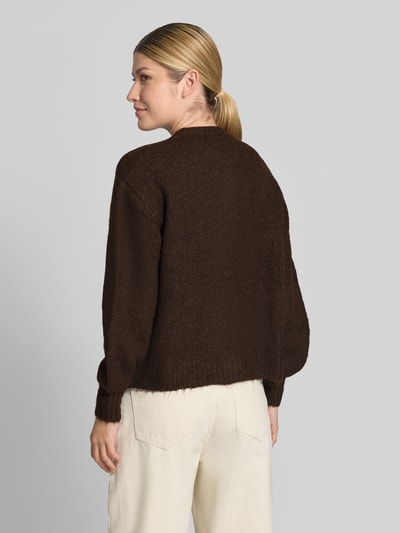 Frauenmodel trägt Cardigan mit Alpaka-Anteil und Rundhalsausschnitt Modell 'OTIA' von b.young in Dunkelbraun, strukturierte Oberfläche, Ganzkörperansicht Rückansicht, Regular Fit, Material-Mix, Damenbekleidung.