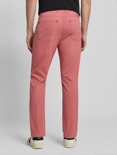 Männermodel trägt Regular Fit broek met steekzakken model 'CORDOBA' van bugatti, mix van katoen en elastaan, ganzkörperansicht rückansicht.