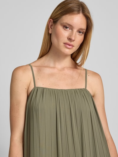 Frauenmodel trägt Maxikleid mit Karree-Ausschnitt von Jake*s Cocktail in Khaki mit Plisseefalten und Spaghettiträgern, Nahaufnahme Oberkörper.