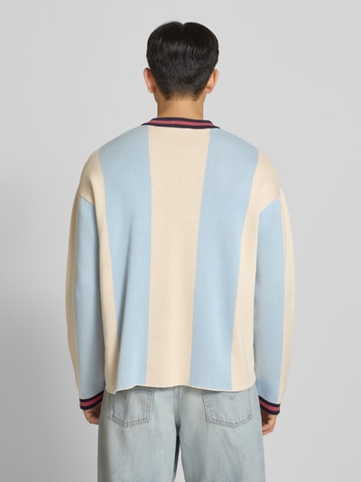 Männermodel trägt Strickpullover mit Label-Stitching Modell 'Overdrive' von PROHIBITED in Creme und Hellblau, Relaxed-Fit, Reine Baumwolle, Rückenlänge 63 cm, Ärmellänge 60 cm, Ganzkörperansicht Rückansicht.