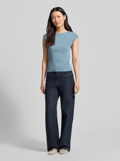 Frauenmodel trägt Regular Fit T-Shirt aus Baumwoll-Mix von Tom Tailor Denim, Optik: Unifarben, Rundhals, Kurzarm, Ganzkörperansicht von vorne.
