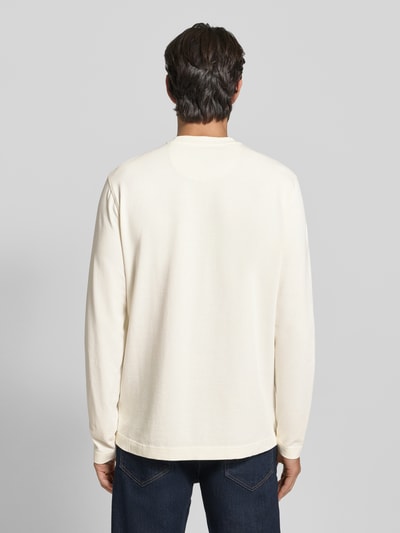 Männermodel trägt Relaxed Fit Langarmshirt aus Baumwoll-Mix von Barbour in Unifarbe, lange Ärmel, Rundhals, Rückenansicht Ganzkörperansicht.