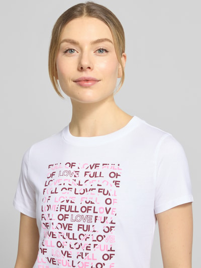 Frauenmodel trägt Regular Fit T-Shirt aus reiner Baumwolle von Tom Tailor Denim, Mehrfarbig, Gestreift, Label-Stitching-Applikation, Rundhals-Ausschnitt, Kurzarm, Jersey, Nahaufnahme Oberkörper.