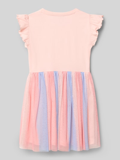 Mädchen trägt Regular Fit Kleid mit Statement-Print von DANAMADE in Rosa und Hellblau aus Baumwoll-Mix, Mesh, Falten-Optik, Ganzkörperansicht Rückansicht.